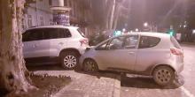Свежие новости: В Одессе «Мицубиси» выскочил на тротуар и врезался в припаркованный автомобиль
