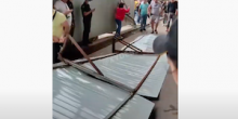 Фото новости: В Одессе на «7-м километре» предприниматели снесли забор Свежие новости: В Одессе на «7-м километре» предприниматели снесли забор