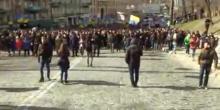 Свежие новости: Тысячи митингующих в Киеве направляются к правительственному кварталу