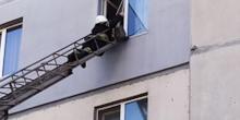 Свежие новости: В Николаеве спасателям пришлось лезть в окно на пятом этаже, чтобы прийти на помощь женщине