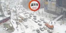 Фото новости: ВИДЕО: В Киеве снегопад стал причиной 300 ДТП Свежие новости: ВИДЕО: В Киеве снегопад стал причиной 300 ДТП