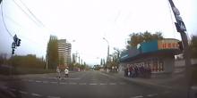 Свежие новости: ВИДЕО: В Николаеве пешеходы, перебегая дорогу на красный, едва не угодили под колеса автомобиля