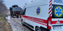 Свежие новости: В Николаевской области спасателям пришлось вытаскивать из грязи и сопровождать «скорую», которая спешила к роженице
