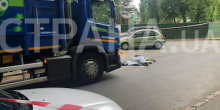 Фото новости: В Киеве водитель мусоровоза наехал на мать с ребенком - женщина умерла Свежие новости: В Киеве водитель мусоровоза наехал на мать с ребенком - женщина умерла