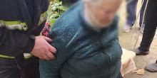Свежие новости: В Первомайске спасатели помогли пенсионерке, которая упала в глубокую яму и не могла выбраться