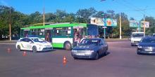 Фото новости: В Николаеве троллейбус врезался в учебный автомобиль Свежие новости: В Николаеве троллейбус врезался в учебный автомобиль
