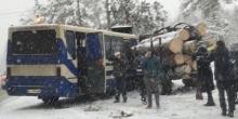 Свежие новости: Под Киевом произошло ДТП с маршруткой: автобус врезался в трактор с бревнами