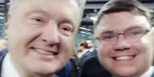 Фото новости: Гражданин Беларуси лишился работы из-за селфи с Порошенко Свежие новости: Гражданин Беларуси лишился работы из-за селфи с Порошенко