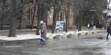 Свежие новости: В Николаеве Серая площадь покрылась льдом и превратилась в каток