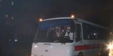 Свежие новости: В Новые Санжары прибыли автобусы с эвакуированными, у одного из них разбили окно