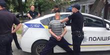 Фото новости: В Николаеве патрульные задержали грабителя, сорвавшего с женщины цепочку Свежие новости: В Николаеве патрульные задержали грабителя, сорвавшего с женщины цепочку
