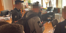 Свежие новости: Збирав з підлеглих 300 тисяч і намагався втекти з України: затримали поліцейського охорони