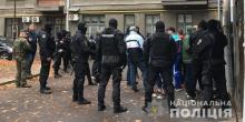 Свежие новости: Полиция задержала группу молодых людей с дубинками в правительственном квартале Киева