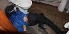 Фото новости: В Николаеве посетитель кафе выпил рюмку водки - и умер в туалете Свежие новости: В Николаеве посетитель кафе выпил рюмку водки - и умер в туалете