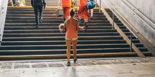 Фото новости: В метро Киева двухлетней девочке зажало ногу эскалатором Свежие новости: В метро Киева двухлетней девочке зажало ногу эскалатором