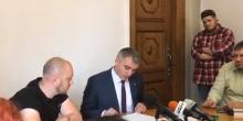 Фото новости: ВИДЕО: Мэру Сенкевичу правоохранители вручают протокол о коррупции Свежие новости: ВИДЕО: Мэру Сенкевичу правоохранители вручают протокол о коррупции