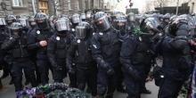 Свежие новости: В Киеве протестующие обложили кордон силовиков похоронными венками