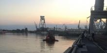 Фото новости: В акватории Николаевского морпорта произошел разлив масла Свежие новости: В акватории Николаевского морпорта произошел разлив масла
