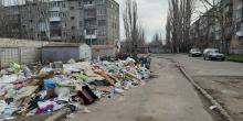 Свежие новости: В Николаеве на мужчину, который выбрасывал мусор на улицу, составили админпротокол
