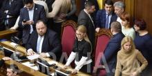 Фото новости: ФОТО: Трибуну Рады заблокировали из-за земельного закона. Место спикера заняла Тимошенко Свежие новости: ФОТО: Трибуну Рады заблокировали из-за земельного закона. Место спикера заняла Тимошенко