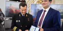 Свежие новости: В Николаеве главу ВР Разумкова наградили почетным знаком «морской службы»
