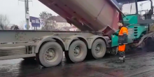 Свежие новости: ВИДЕО: В Николаеве после ночного дождя дорожники асфальтировали улицу
