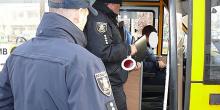 Фото новости: В Николаеве патрульные проверяют «маршрутчиков» – обнаружили четыре неисправных автобуса Свежие новости: В Николаеве патрульные проверяют «маршрутчиков» – обнаружили четыре неисправных автобуса