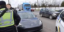 Фото новости: Водителя Tesla, наехавший на ногу патрульному, задержали в Николаеве Свежие новости: Водителя Tesla, наехавший на ногу патрульному, задержали в Николаеве