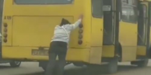 Свежие новости: В Черкассах женщина сама толкала маршрутку