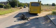 Свежие новости: Чотирнадцять і шістнадцять років: двоє підлітків на мотоциклах влетіли в автобус у Галициновому