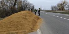 Фото новости: У Миколаївській області водій фури висипав пісок на трасі за 200 метрів від поста вагового контролю Свежие новости: У Миколаївській області водій фури висипав пісок на трасі за 200 метрів від поста вагового контролю