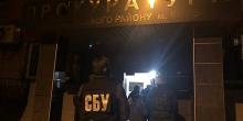 Фото новости: В Киеве ГБР задержало сотрудника центрального аппарата полиции и прокурора, вымогавших $10 тысяч за снятие ареста с квартиры Свежие новости: В Киеве ГБР задержало сотрудника центрального аппарата полиции и прокурора, вымогавших $10 тысяч за снятие ареста с квартиры
