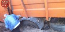 Свежие новости: В Киеве мусоровоз провалился под асфальт