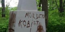 Фото новости: В Польше на кладбище осквернили крест на могиле украинских подпольщиков Свежие новости: В Польше на кладбище осквернили крест на могиле украинских подпольщиков