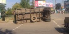 Свежие новости: В Николаеве перевернувшийся прицеп «КамАЗа» до сих пор лежит на дороге