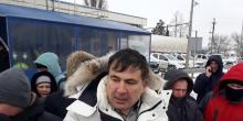 Фото новости: В Одессе Саакашвили с протестующими моряками перекрыл трассу Свежие новости: В Одессе Саакашвили с протестующими моряками перекрыл трассу