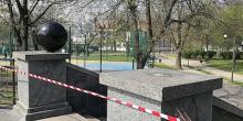 Свежие новости: В Николаеве вандалы сбросили с ограждения гранитный шар