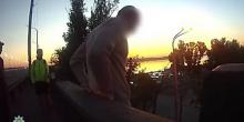 Фото новости: Патрульные Днепра уговорили мужчину не прыгать с моста Свежие новости: Патрульные Днепра уговорили мужчину не прыгать с моста