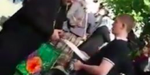 Свежие новости: ВИДЕО: На митинге УПЦ МП под Радой заметили священника с пачкой денег