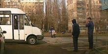 Фото новости: В Николаеве двое маршрутчиков проехали через «зебру», когда по ней шла женщина с детской коляской Свежие новости: В Николаеве двое маршрутчиков проехали через «зебру», когда по ней шла женщина с детской коляской