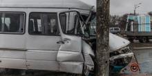Свежие новости: В Днепре маршрутка с пассажирами врезалась в столб