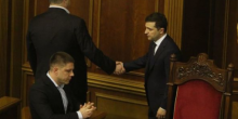 Фото новости: ВИДЕО: На заседании Рады Зеленский и Порошенко пожали друг другу руки Свежие новости: ВИДЕО: На заседании Рады Зеленский и Порошенко пожали друг другу руки
