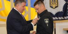 Фото новости: Министр внутренних дел наградил медалью николаевского офицера полиции, спасшего младенца Свежие новости: Министр внутренних дел наградил медалью николаевского офицера полиции, спасшего младенца