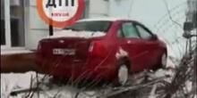 Свежие новости: ВИДЕО: В Киеве автомобиль врезался в школу