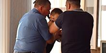 Фото новости: ВИДЕО: Депутату сломали руку на сессии Николаевского райсовета Свежие новости: ВИДЕО: Депутату сломали руку на сессии Николаевского райсовета
