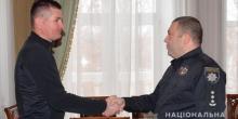 Свежие новости: ВИДЕО: Начальник Николаевского главка полиции Александр Анохин наградил гражданина за задержание грабителя