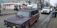 Фото новости: В Николаеве бабушка с бутылкой водки попала под колеса «Жигулей» Свежие новости: В Николаеве бабушка с бутылкой водки попала под колеса «Жигулей»