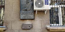 Фото новости: В Николаеве рабочие, устанавливая кондиционер, насквозь просверлили мемориальную доску памяти художника Свежие новости: В Николаеве рабочие, устанавливая кондиционер, насквозь просверлили мемориальную доску памяти художника