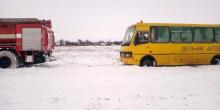 Свежие новости: ВИДЕО: В Киевской области в снегу застрял школьный автобус с детьми