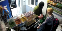 Свежие новости: ВИДЕО: В Вознесенске военный в балаклаве пытался ограбить магазин – его задержала полиция